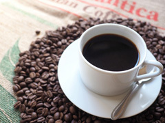 コーヒーに含まれているカフェインは美容にいいの? 気になるカフェインの持つ生理作用を紐解く