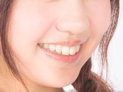 芸能人のような白い歯、歯並びを目指すなら! セラミック歯の歯列矯正