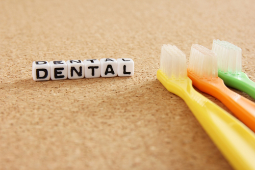 毎日の歯ブラシだけではダメ？ 歯医者さんで定期的な歯のケアが必要なワケ